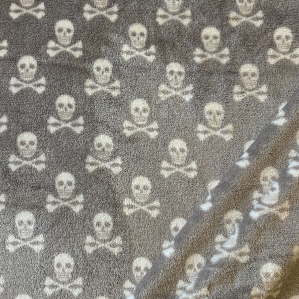I447 Skull Cuddle Fleece Grey