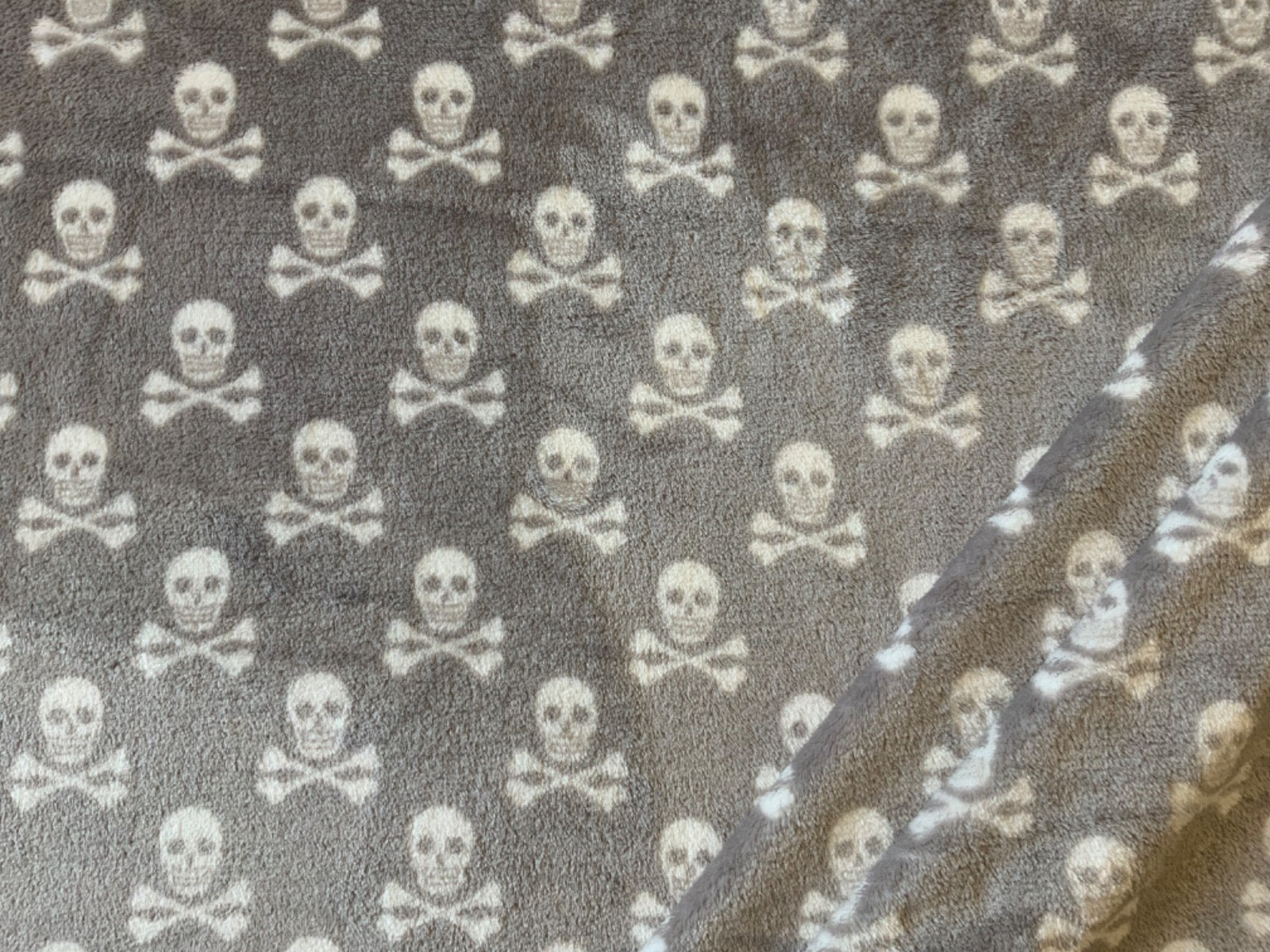 I447 Skull Cuddle Fleece Grey