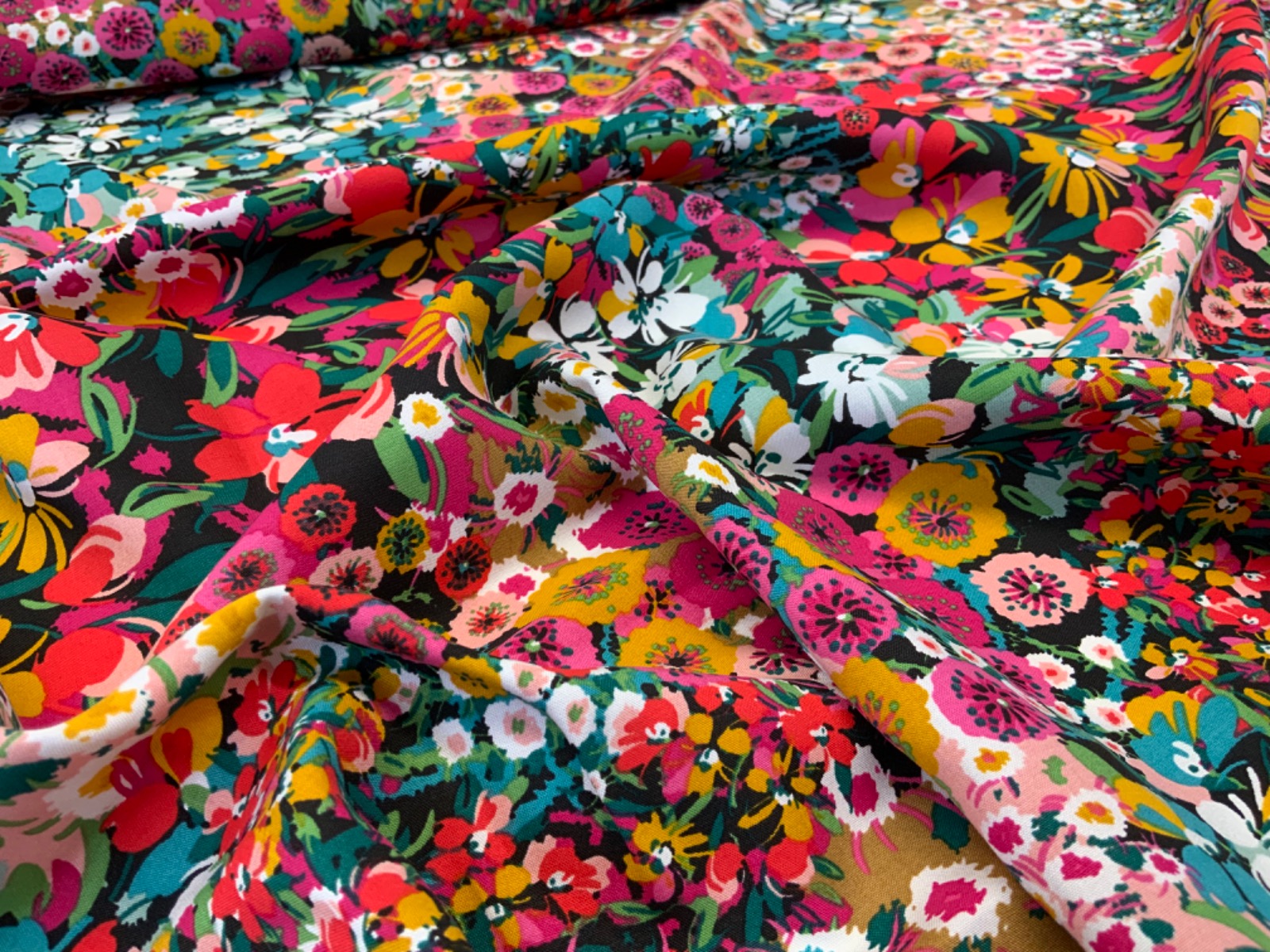 H317 Fuchsia Camomile Clusters Viscose