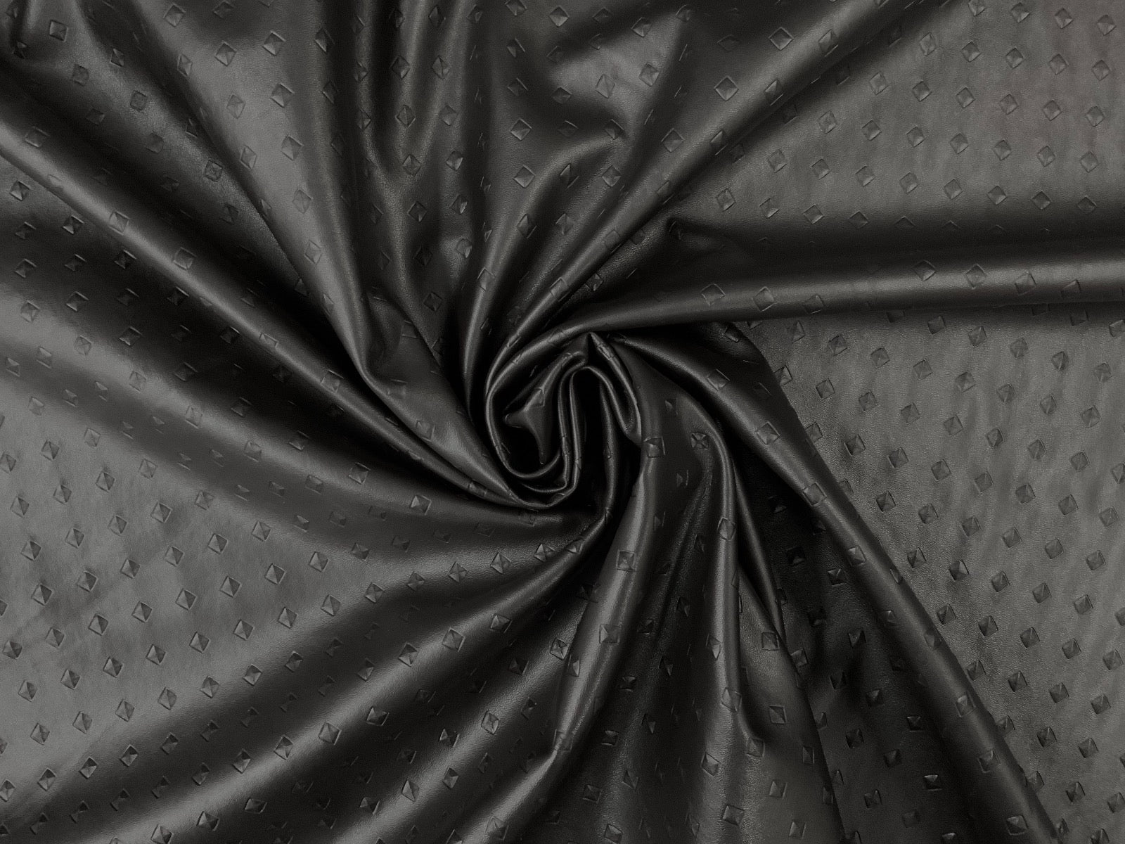 F186 Diamond Leatherette Black