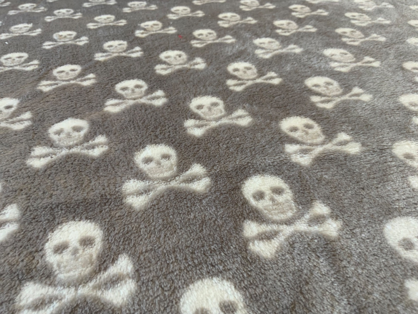 I447 Skull Cuddle Fleece Grey