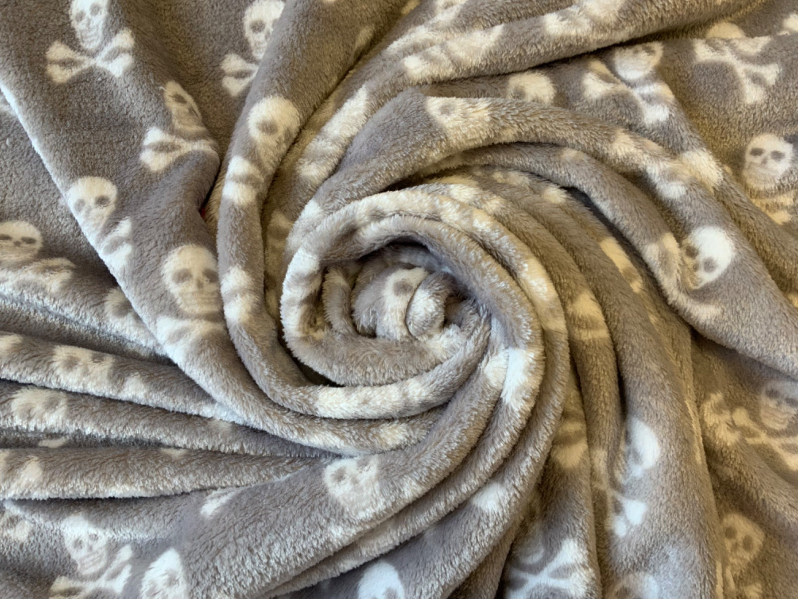 I447 Skull Cuddle Fleece Grey