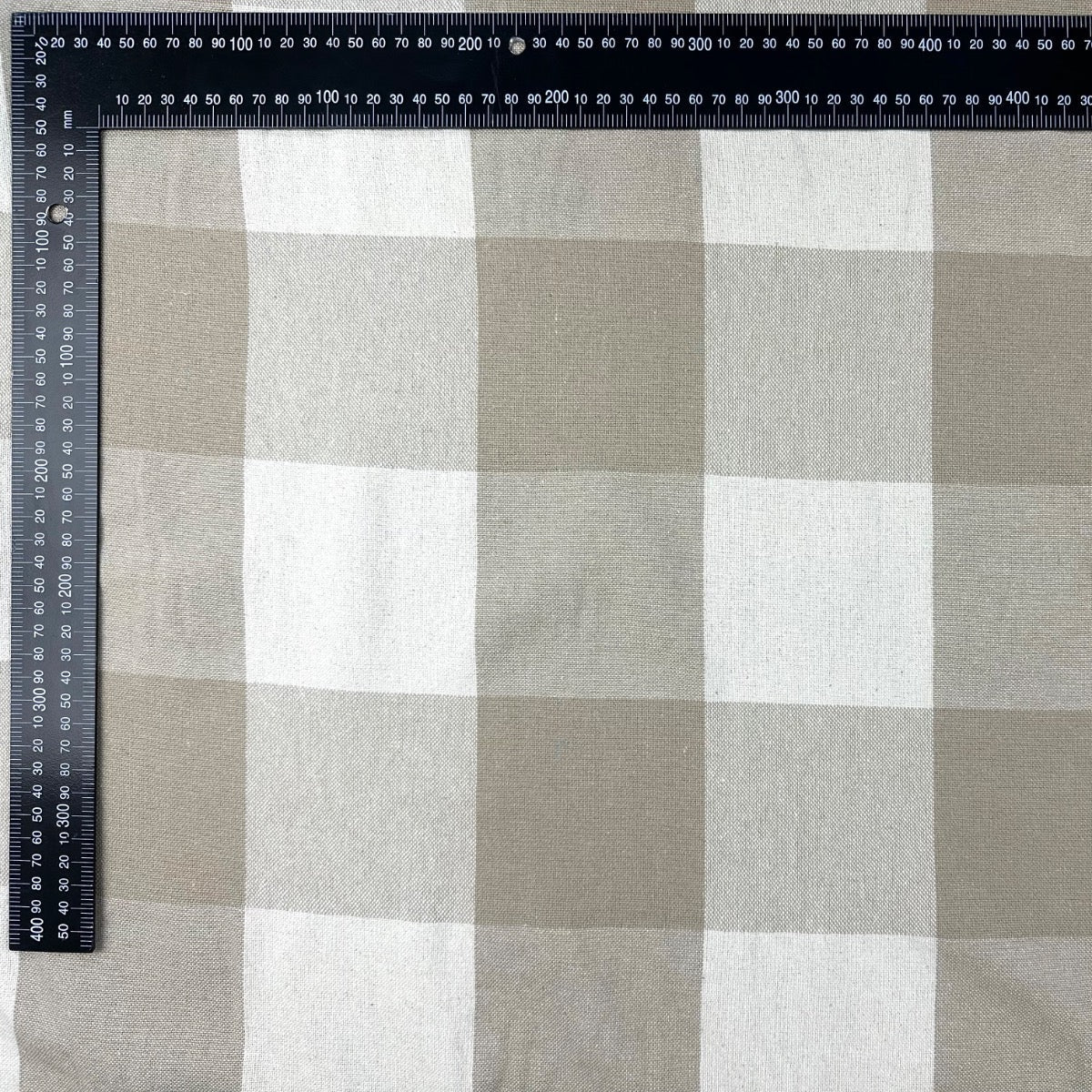 H396 Rustic Giant Gingham Linen Fabric Scale