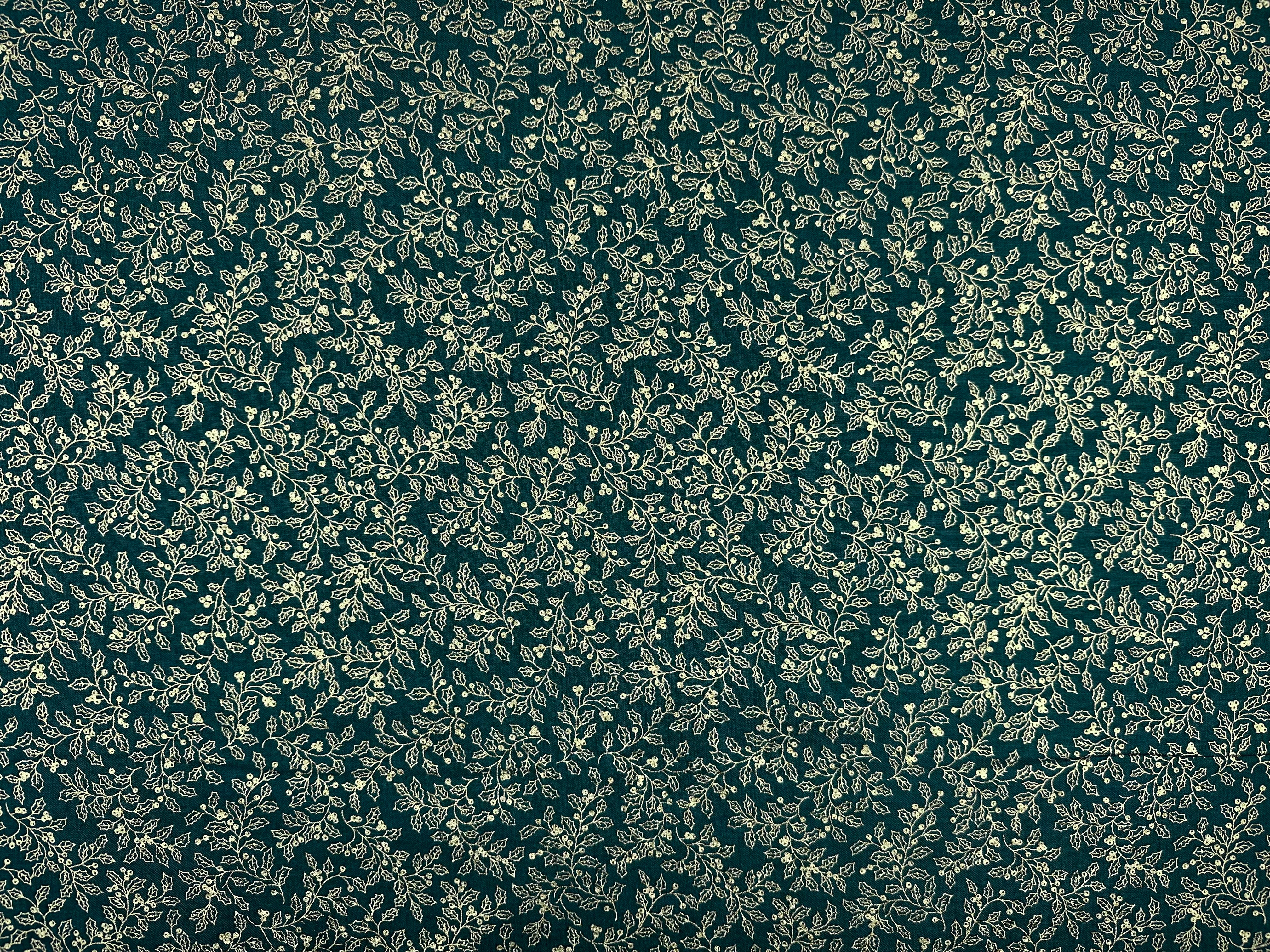 C830 Metallic Holly Outline Green