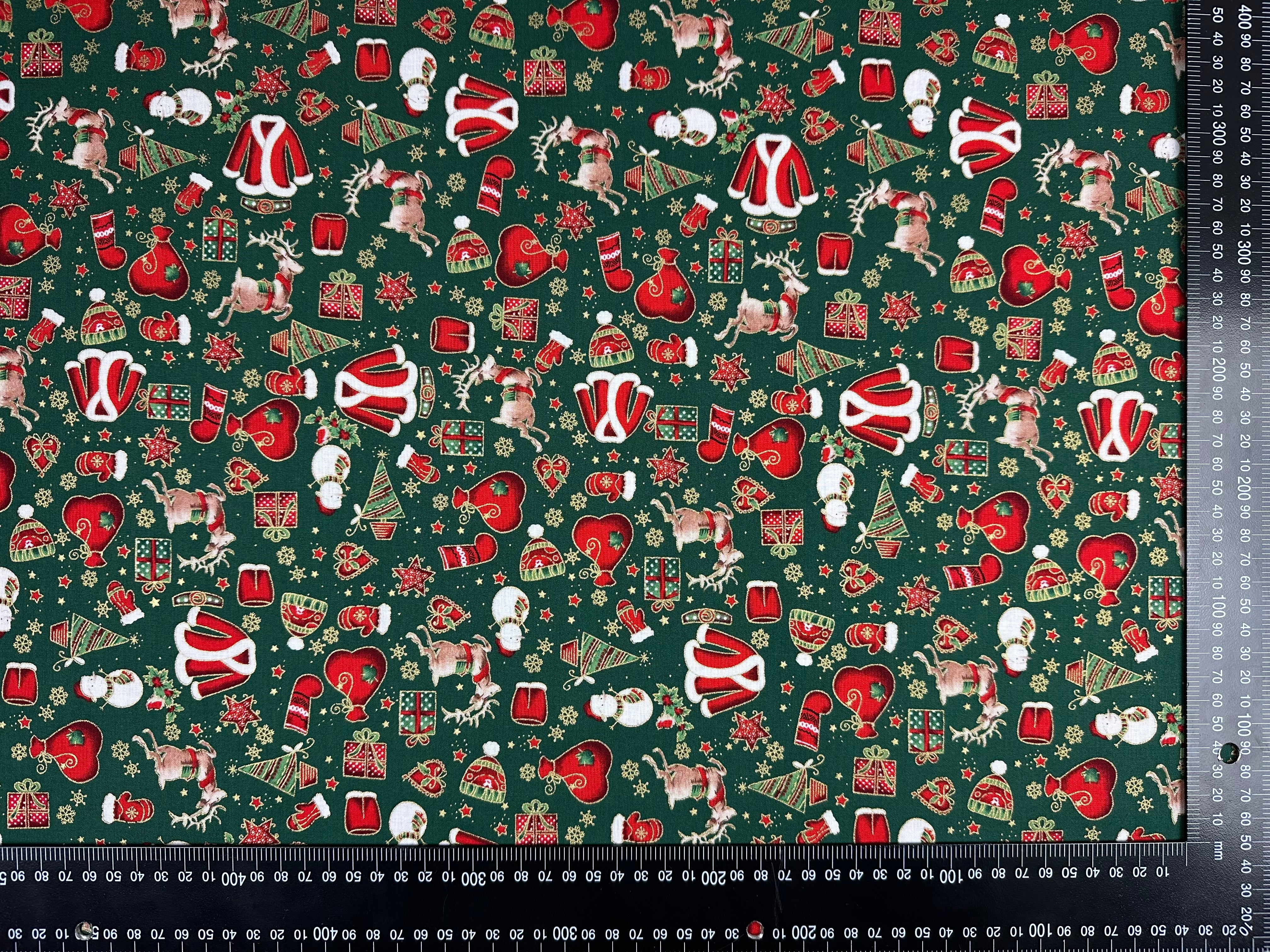 I525 Santas wardrobe green