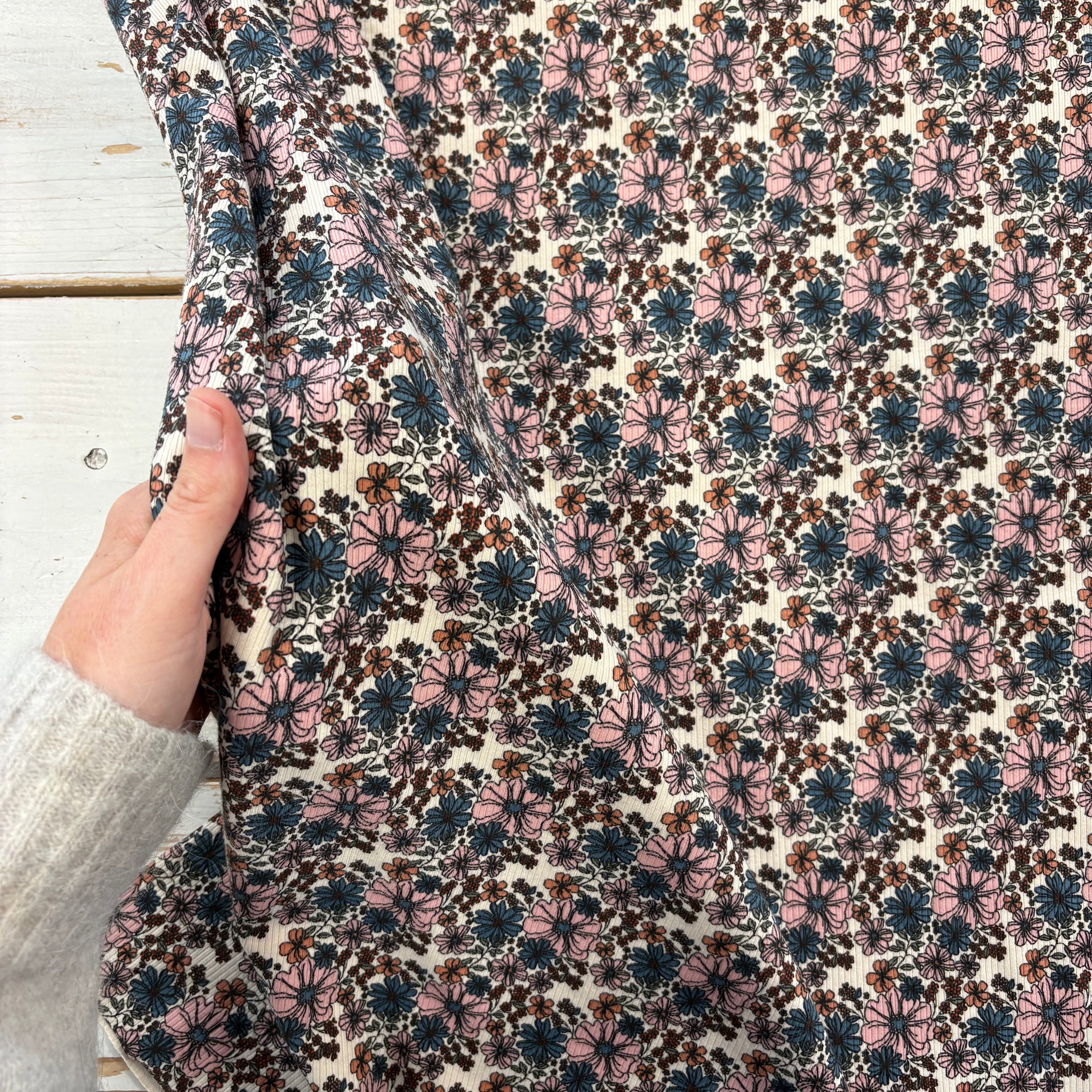T578 Floral Ribbed Jersey Vintage Fabric Scale