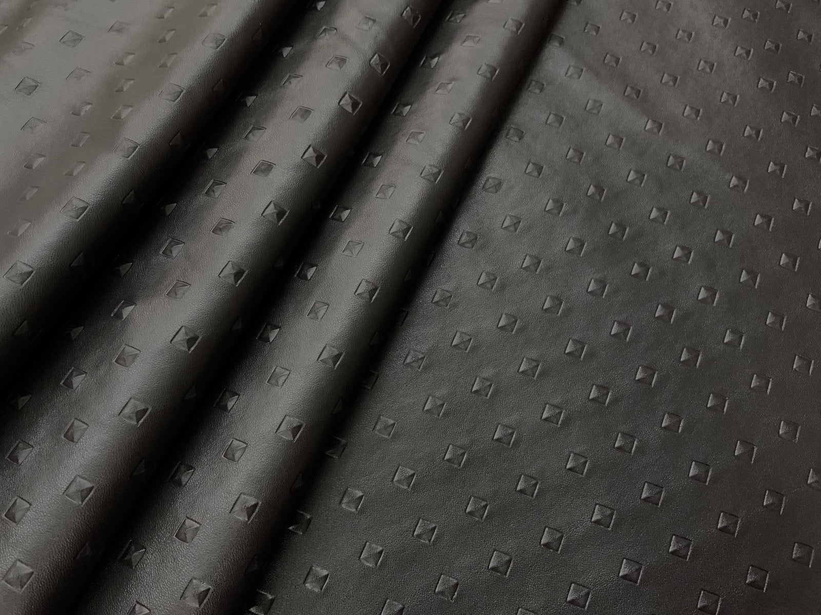 F186 Diamond Leatherette Black