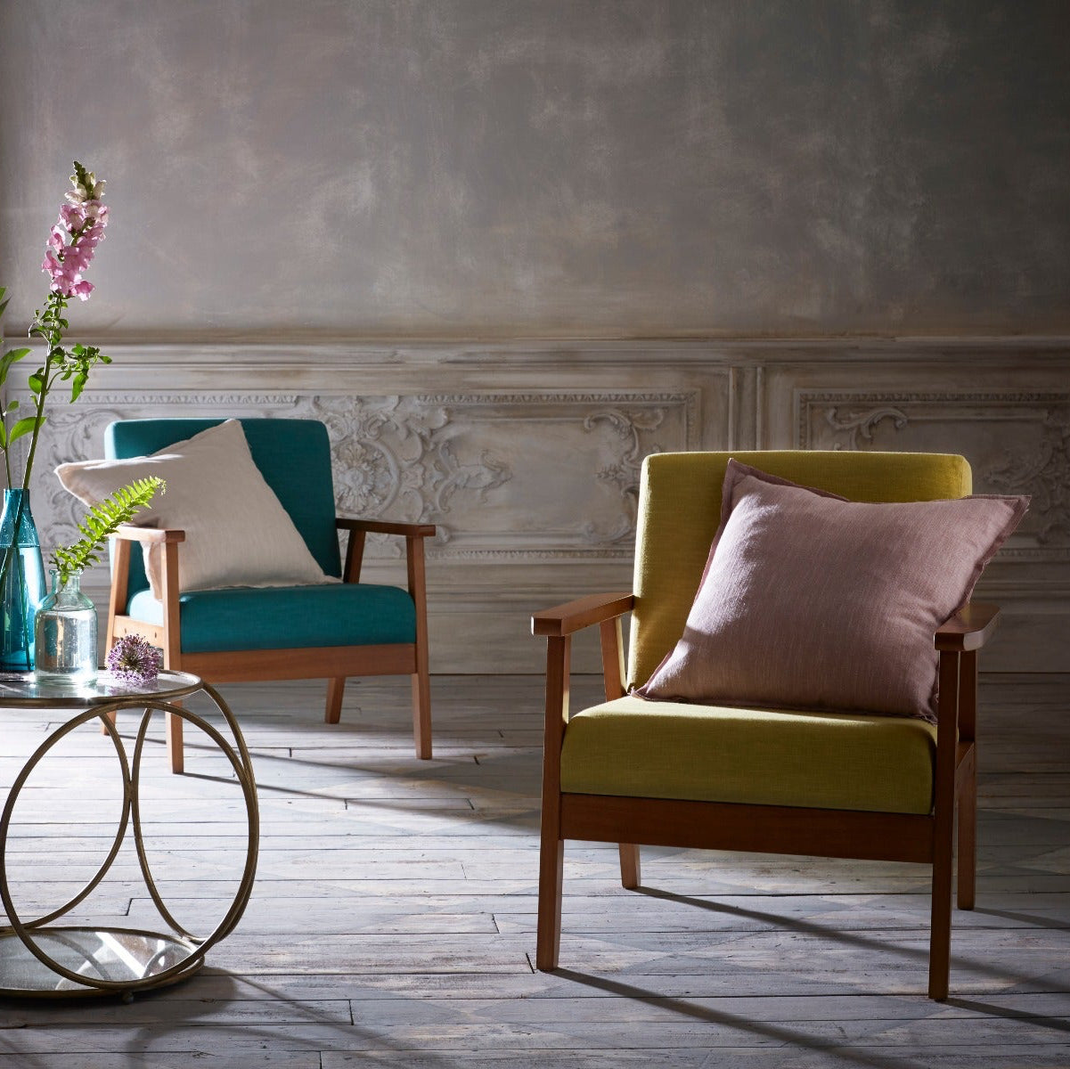 Living room with two armchairs, a coffee table, and decorative elements.