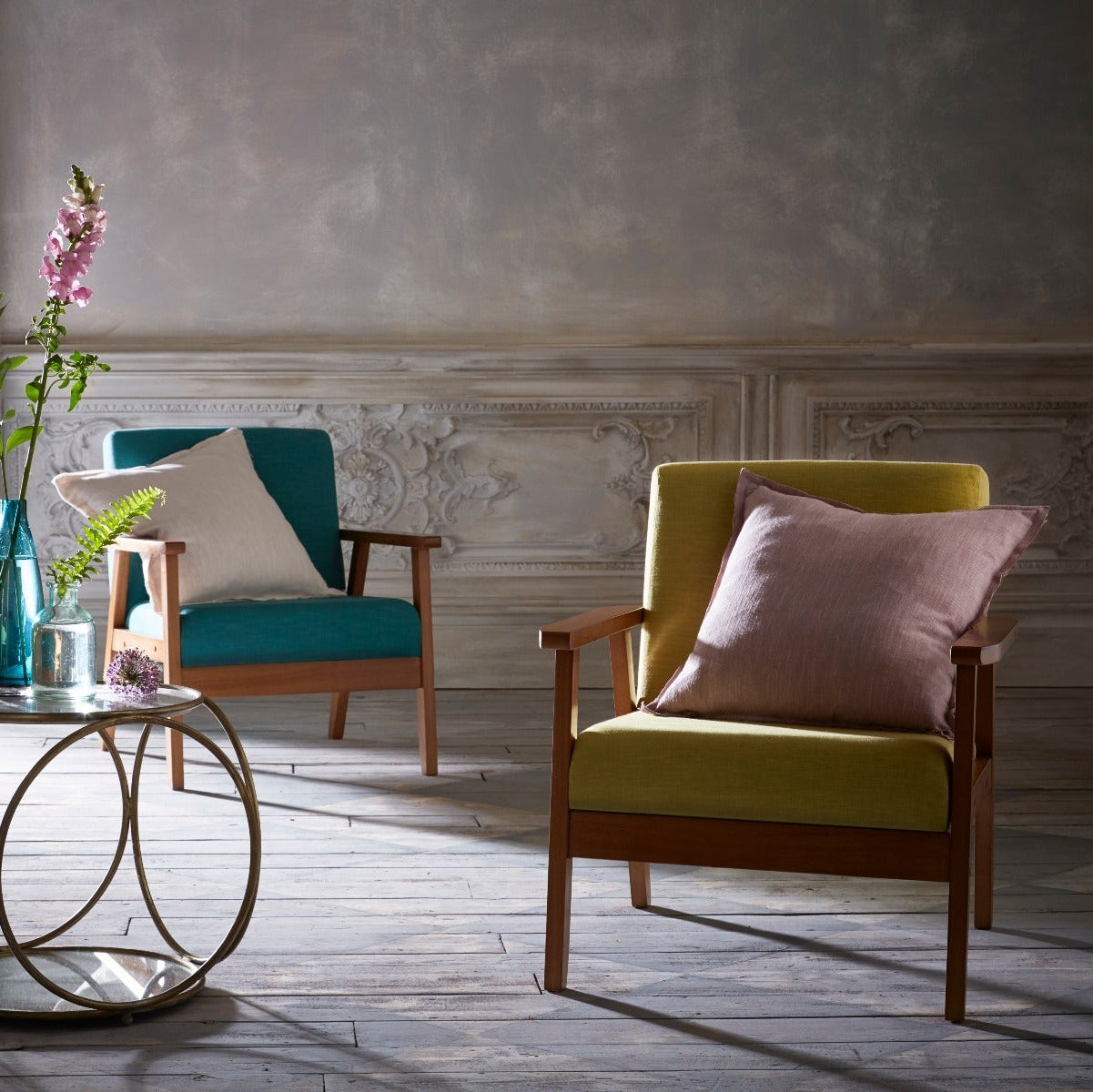 Living room with two armchairs, a coffee table, and decorative elements.