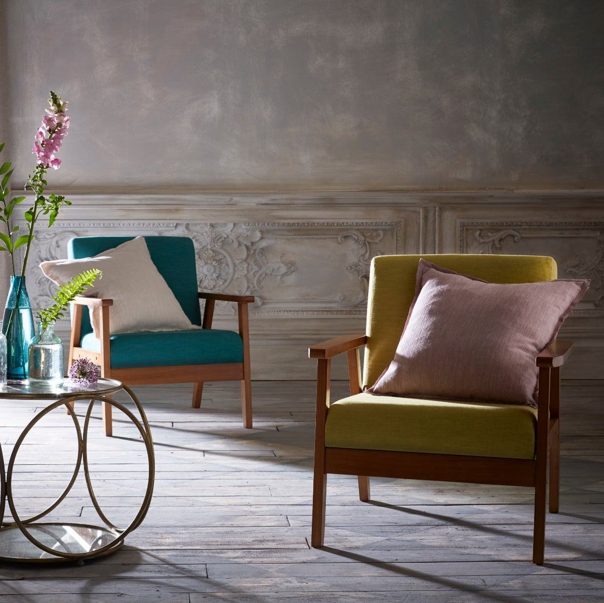Living room with two armchairs, a coffee table, and decorative elements.