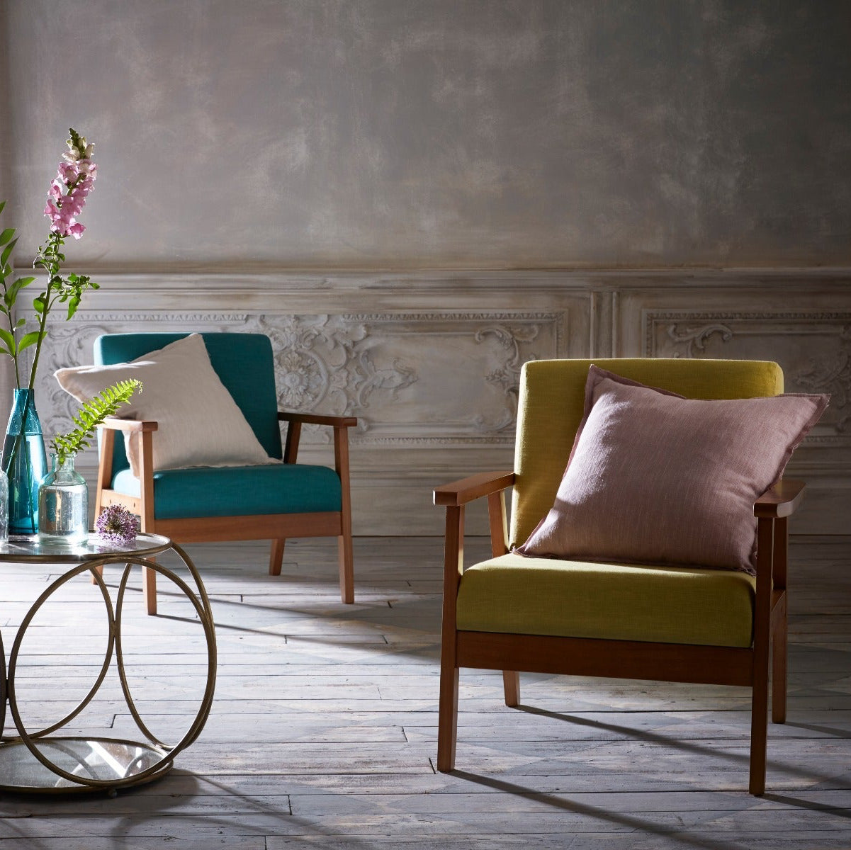Living room with two armchairs, a coffee table, and decorative elements.