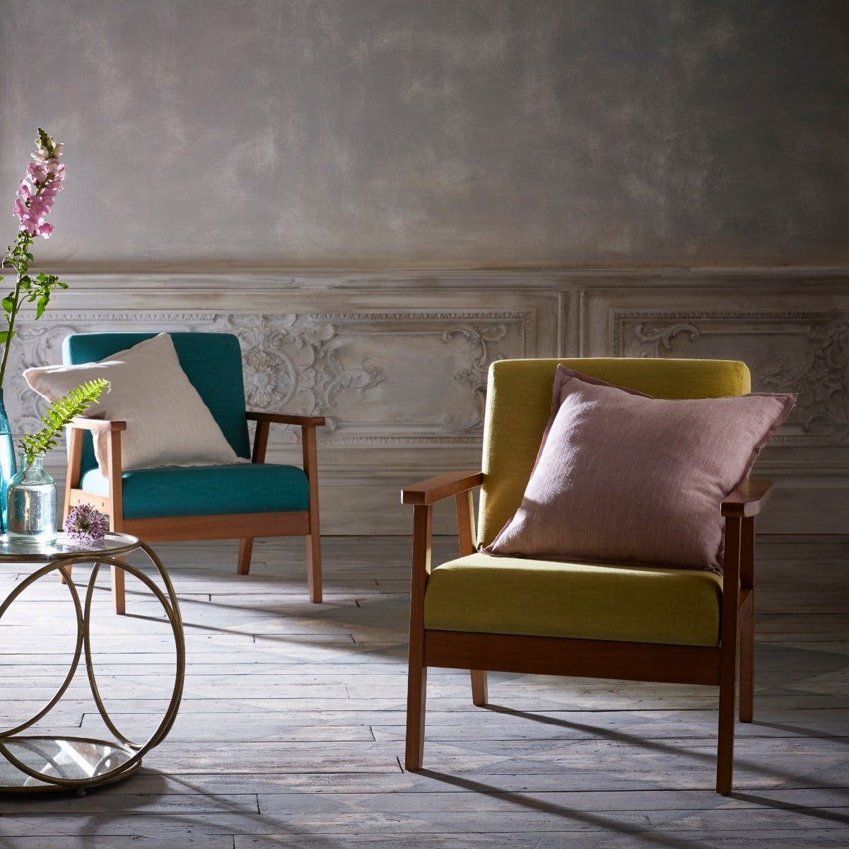 Living room with two armchairs, a coffee table, and decorative elements.