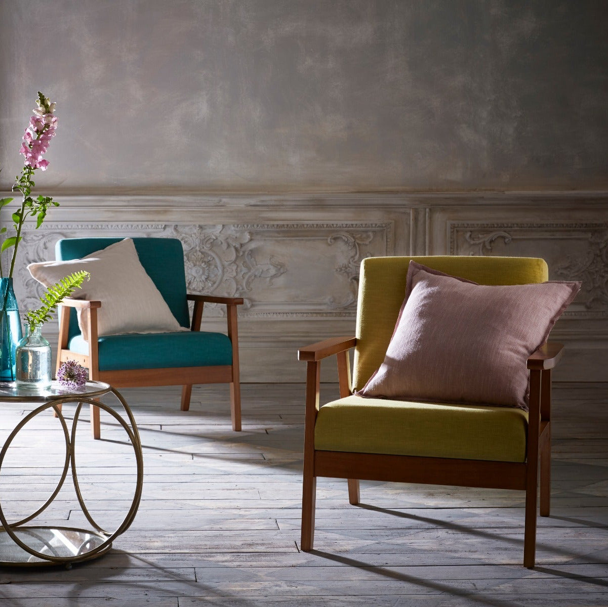 Living room with two armchairs, a coffee table, and decorative elements.