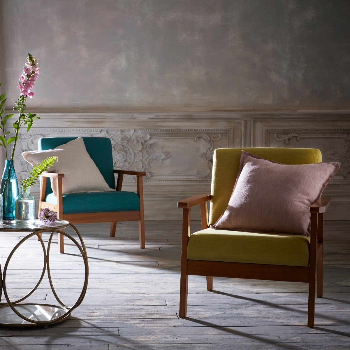 Living room with two armchairs, a coffee table, and decorative elements.