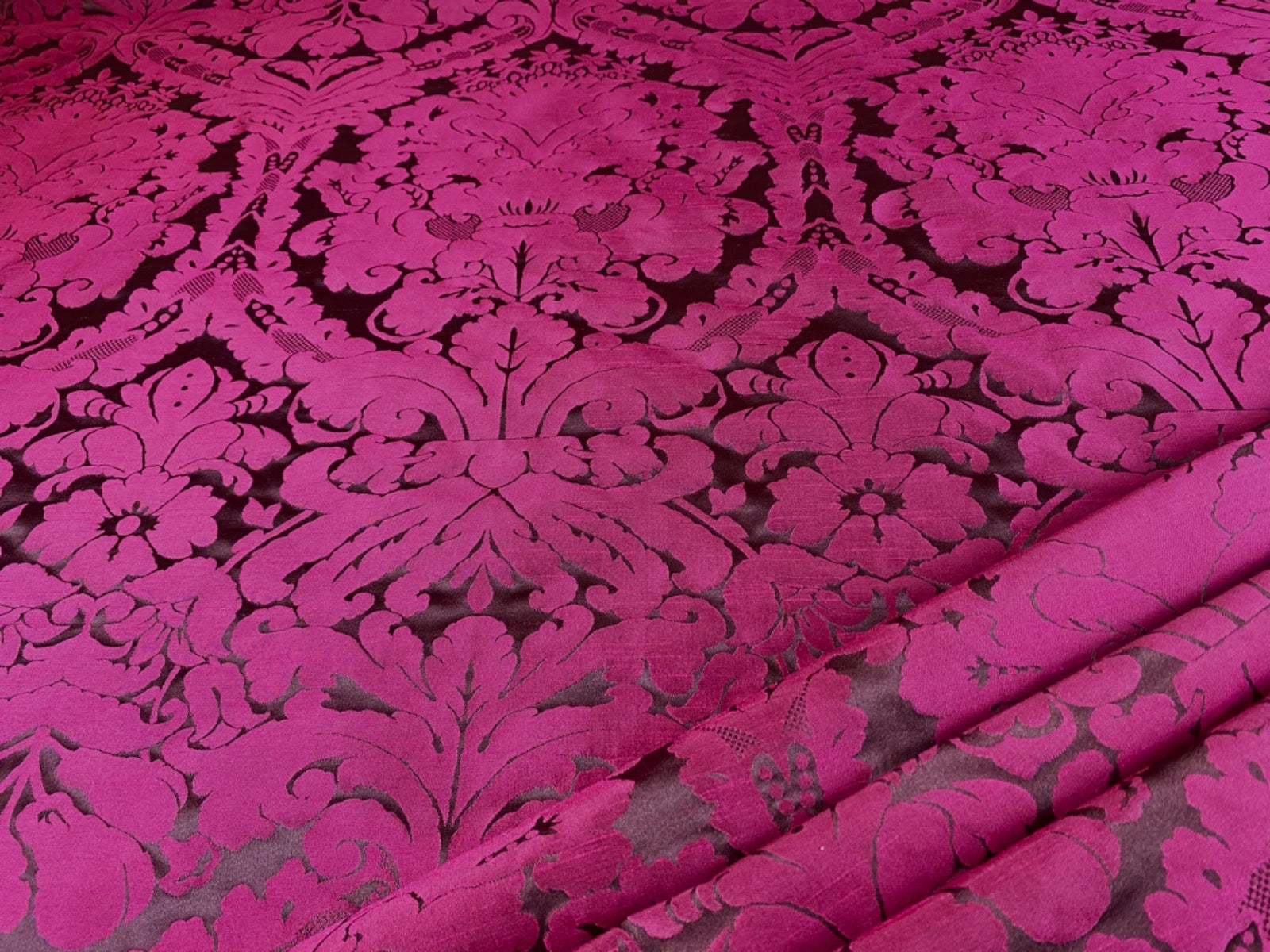 T524 Dutch Damask Deep Pink