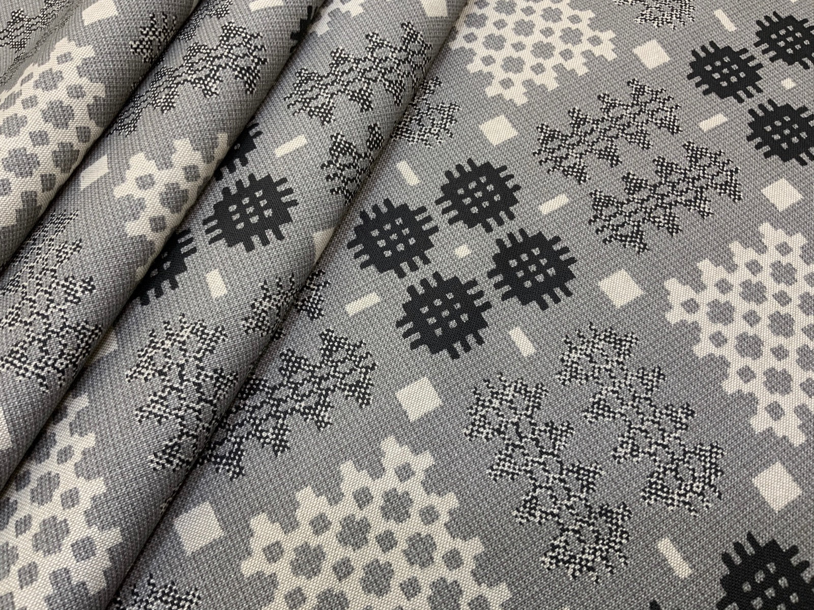 S66 Linen Look Welsh Blanket Grey Print