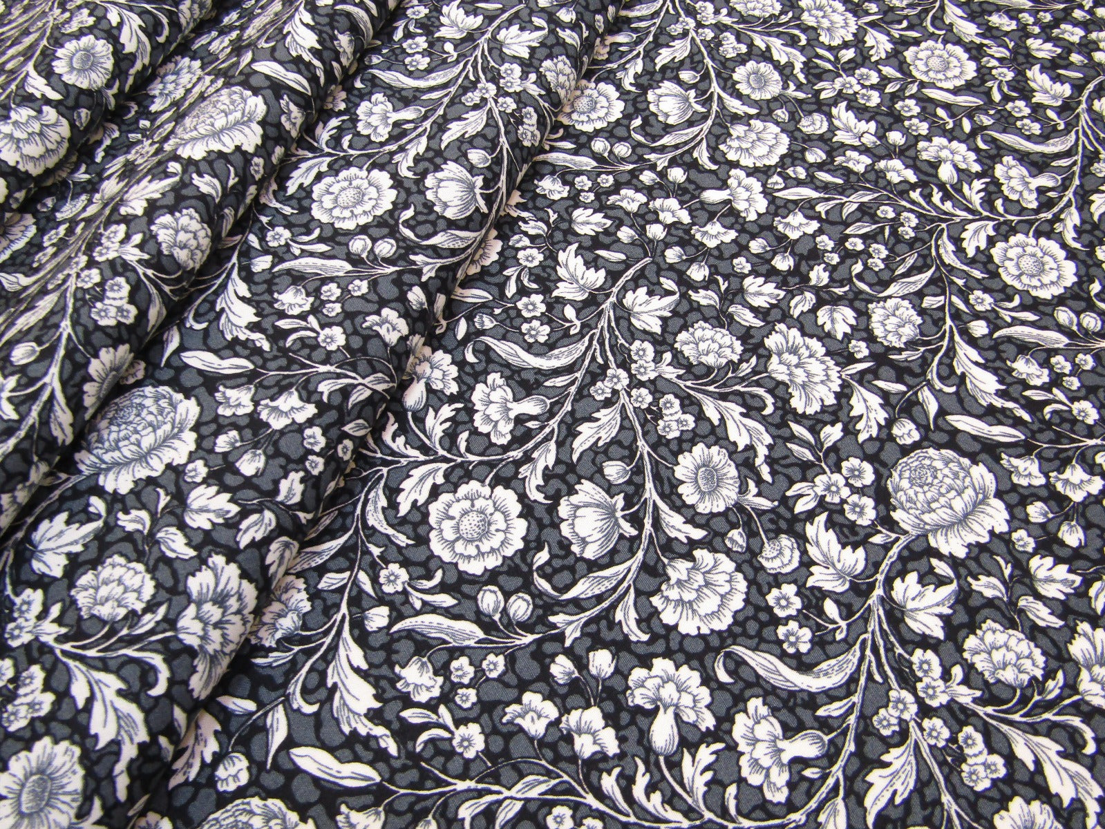 Art Nouveau Cotton Poplin Flower Noir C432