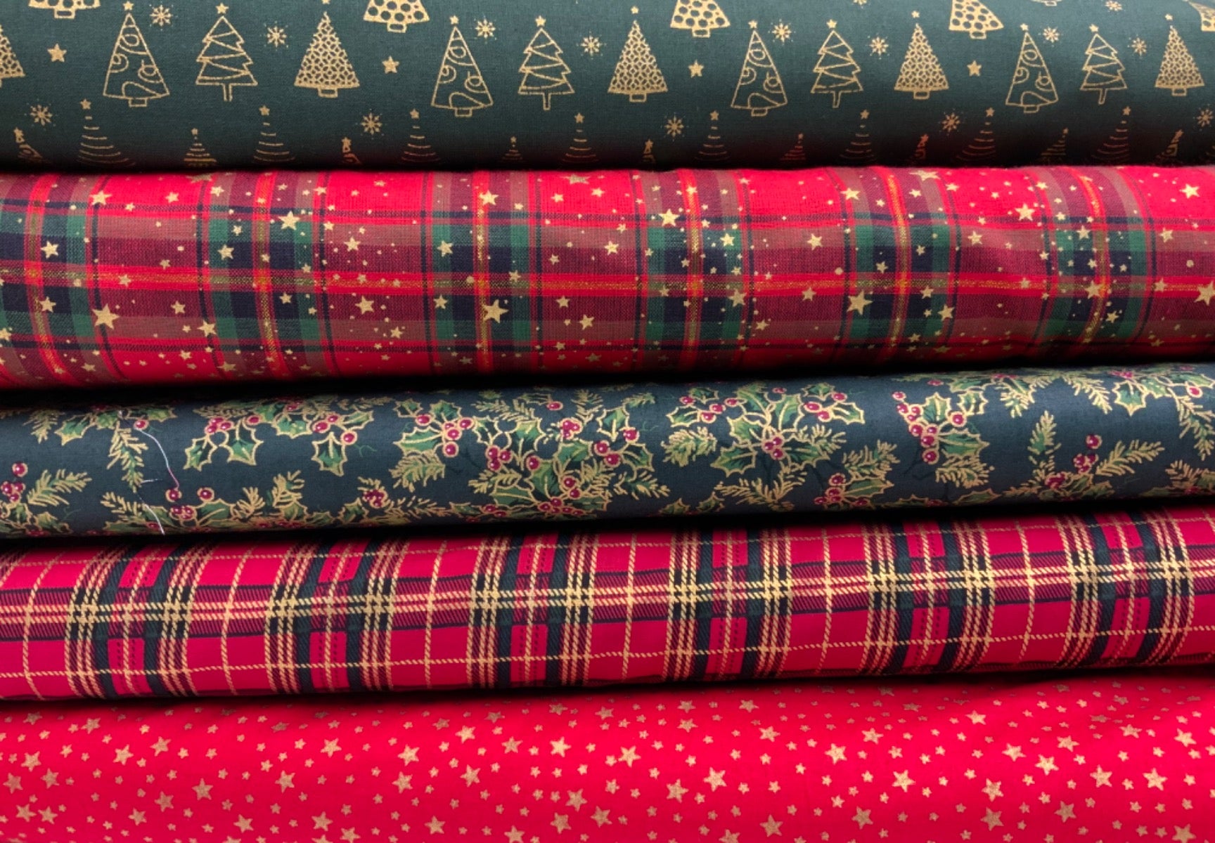 C777 Metallic Christmas Tartan Red (Gold)