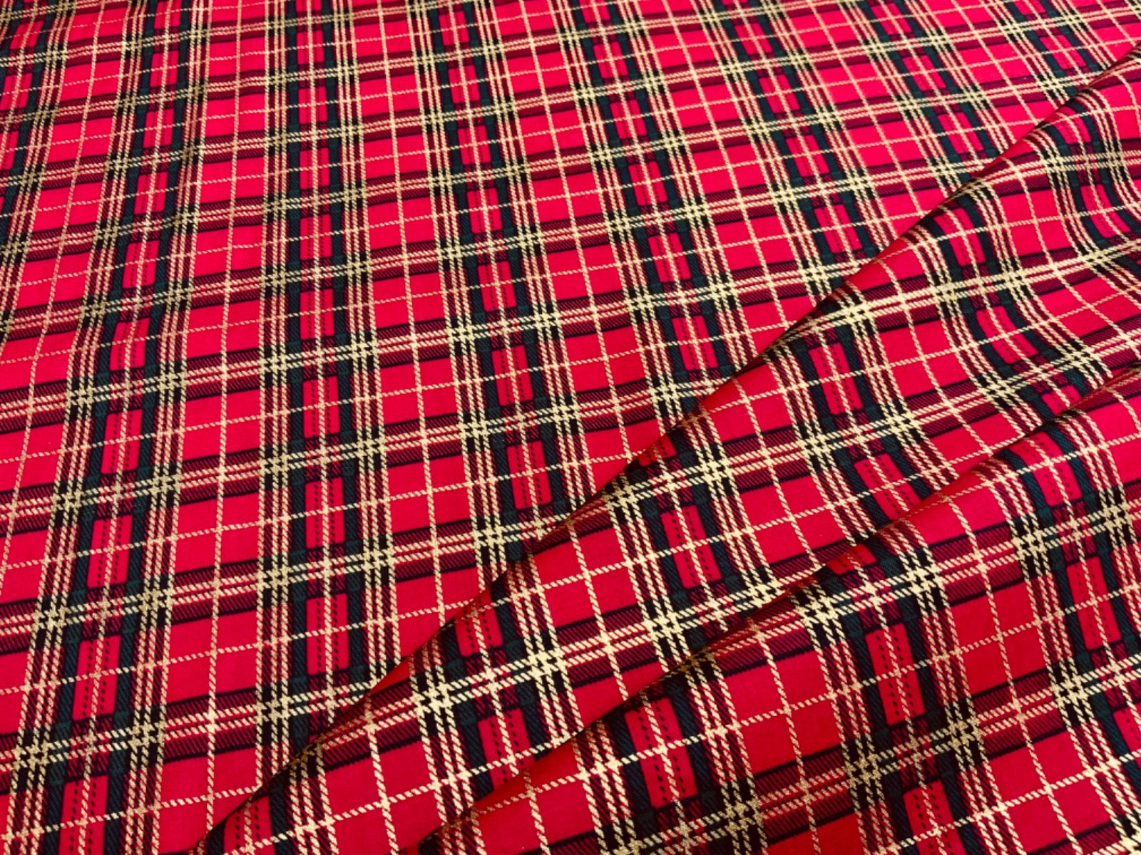 C777 Metallic Christmas Tartan Red (Gold)