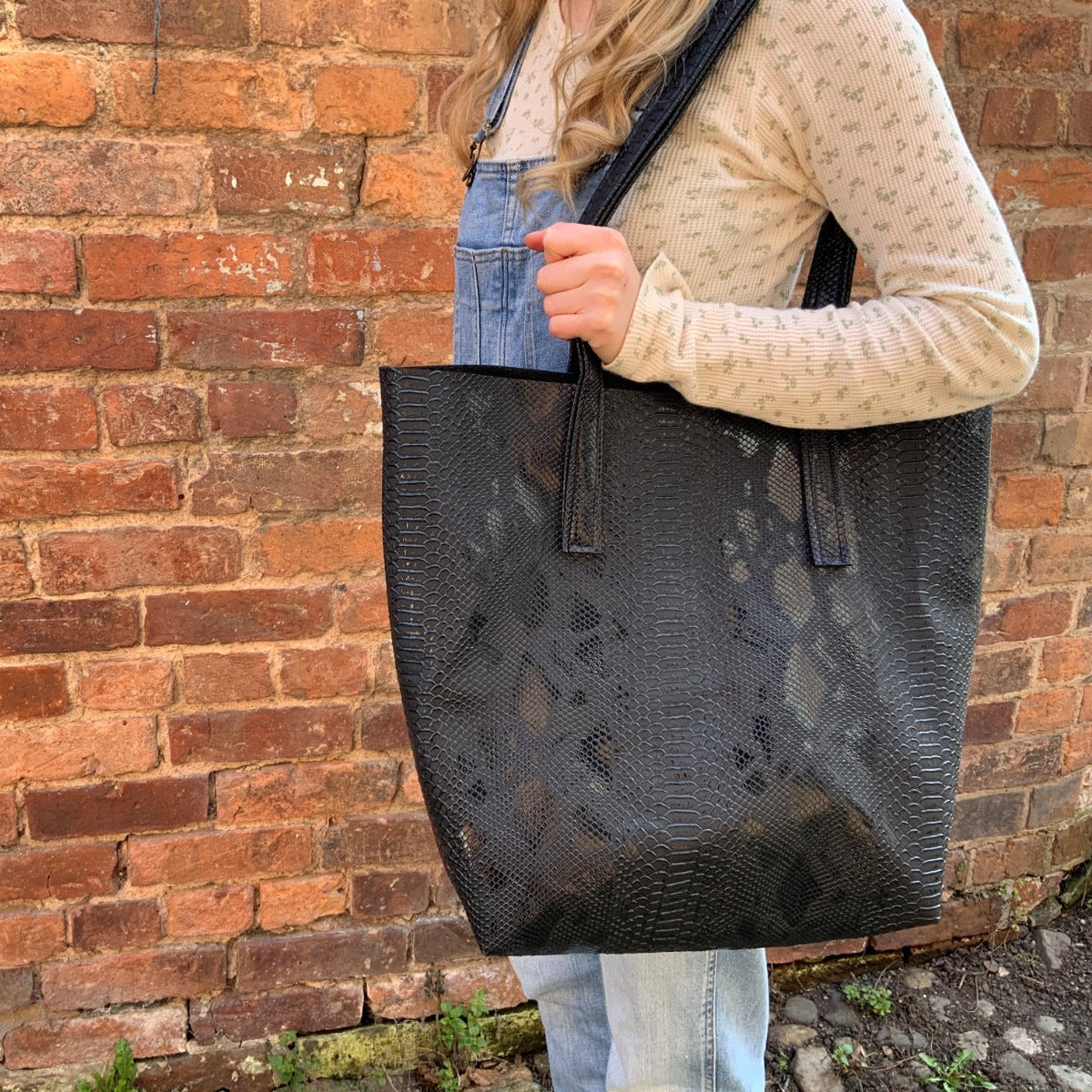 Snakeskin Leatherette Midnight H47