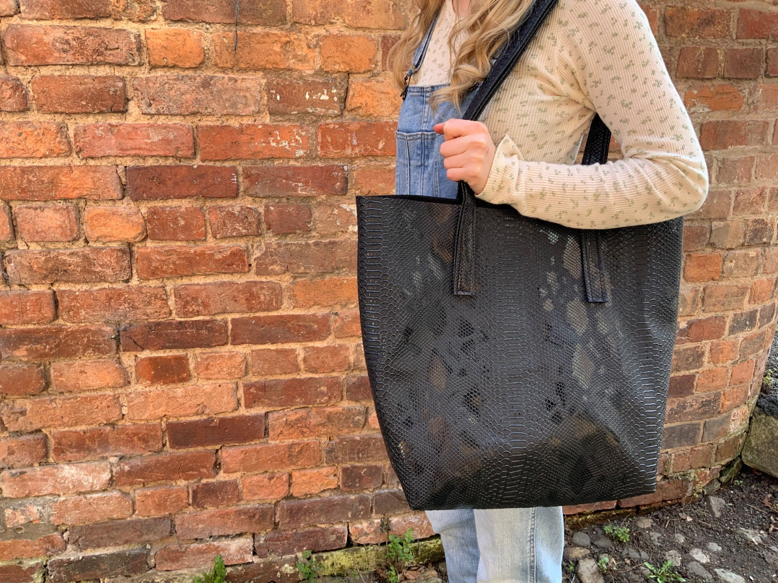 Snakeskin Leatherette Midnight H47