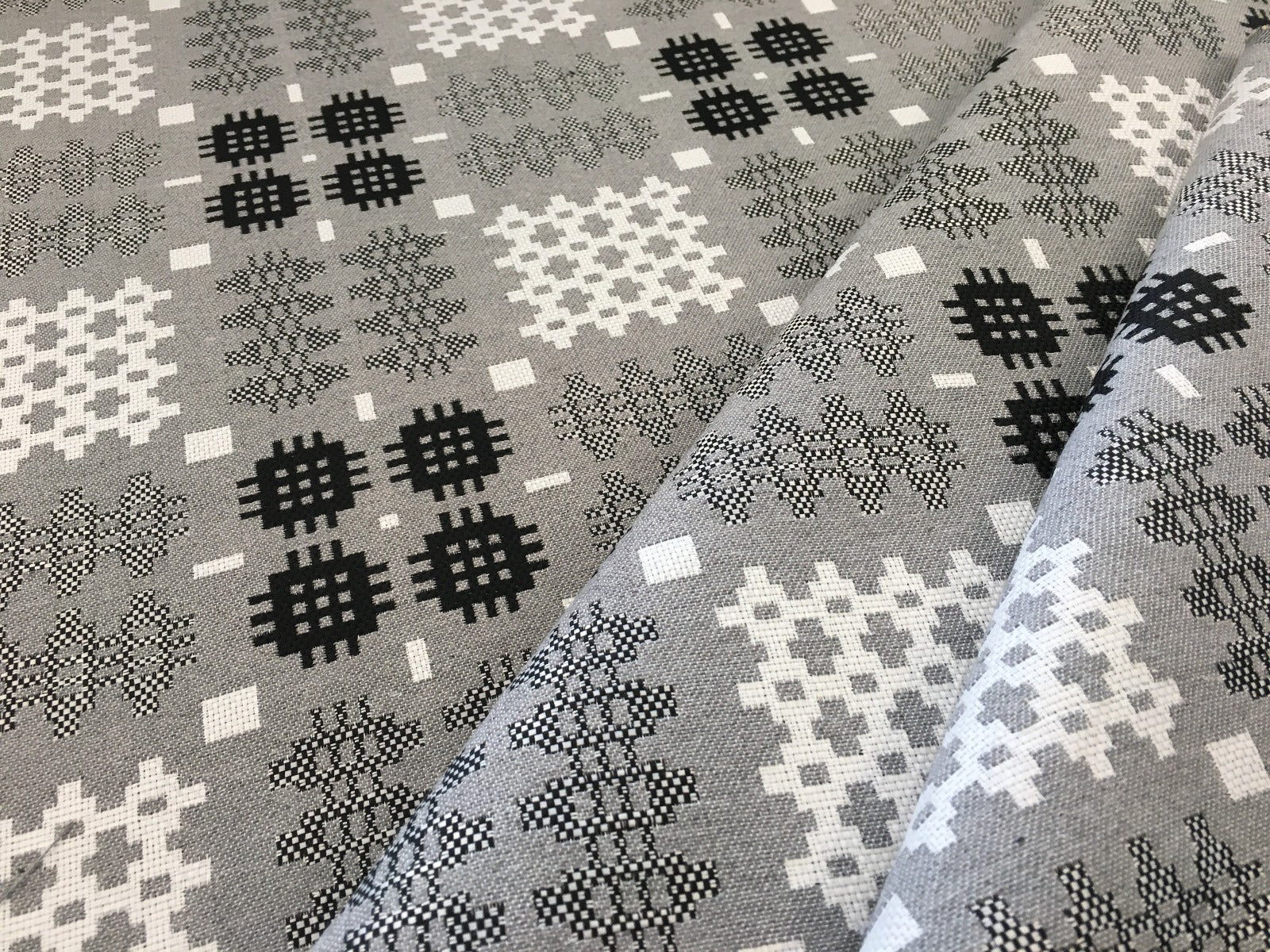 R42 Welsh Blanket Tapestry Grey